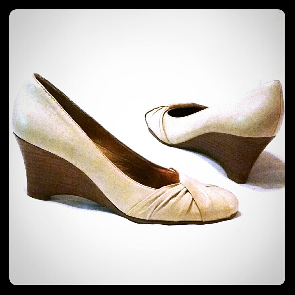 39/8.5 ALDO leather pumps wood wedge nude beige